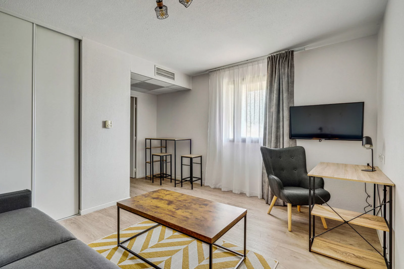 Vente studio meubl 22m (Avignon - gare TGV)